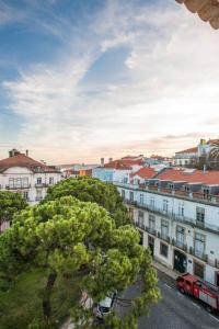 里斯本巴洛奥尔多酒店的享有树木和建筑的城市美景