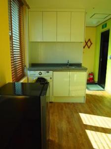 首尔清溪酒店的厨房配有白色橱柜和炉灶。
