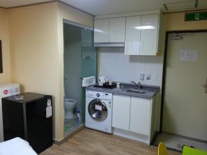 首尔清溪酒店的厨房配有洗衣机和水槽
