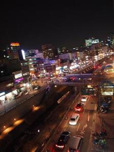 首尔清溪酒店的繁忙的城市街道,晚上有汽车和灯