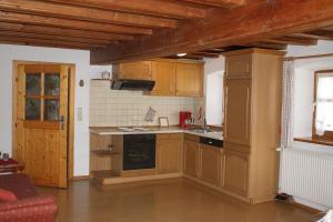 格拉弗瑙Ferienhof Aiginger的厨房配有木制橱柜和炉灶烤箱。