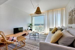 阿尔布费拉Apartamento Boavista - Sea View的带沙发和电视的客厅