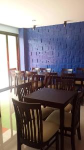 拉廊纳林酒店的一间配备有桌椅和蓝色墙壁的餐厅