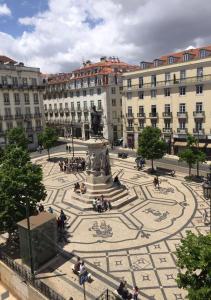 里斯本巴洛奥尔多酒店的建筑前带喷泉的庭院