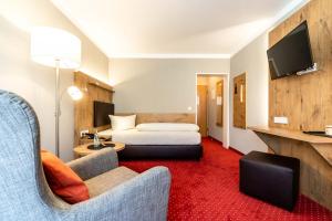 上巴伐利亚魏尔海姆沃尔曼酒店的酒店客房,配有床和沙发