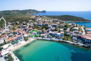 斯卡拉马里昂Konstantinou Deluxe Apartments的享有度假胜地和海洋的空中景致