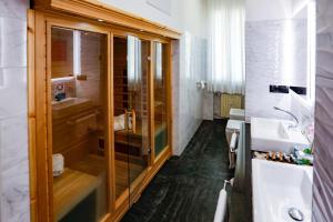 罗马度假豪华套房酒店的带淋浴和盥洗盆的浴室