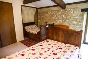 SenouillacCHEZ SIMONE的一间卧室配有一张带花卉床罩的床