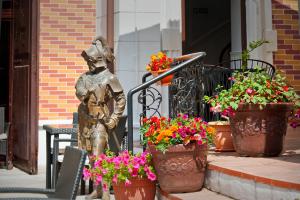 锡纳亚巴斯蒂翁酒店的花盆花旁的雕像