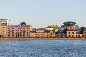 圣彼得堡BAGRATION Hotel的一群靠近水体的建筑物