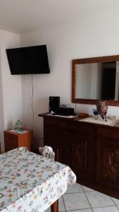莱乌卡Villa i Pini Santa Maria di Leuca的一间卧室配有一张床和一面大镜子