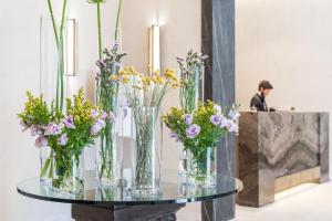 斯培西亚佛罗伦萨洲际酒店的一组装满鲜花的花瓶