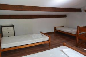 奥雷龙圣但尼Alizés的小房间设有两张床和一张桌子