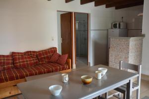奥雷龙圣但尼Alizés的客厅配有桌子和沙发