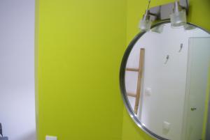里尔拉考尔苏博思品酒店的浴室设有一面镜子和绿色的墙壁