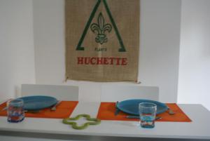 里尔拉考尔苏博思品酒店的一张桌子,上面有两块蓝色的盘子和眼镜