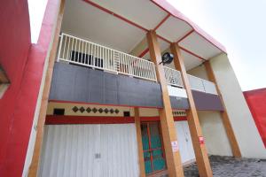 诗都阿佐KoolKost Syariah near T1 Juanda Airport 3的一侧带阳台的建筑