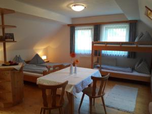 多内尔斯巴赫瓦尔德Base-Camp Appartement的客房设有一张桌子和两张双层床。