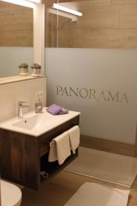 瓦格赖恩Apartment Panorama的浴室设有水槽和全景标志