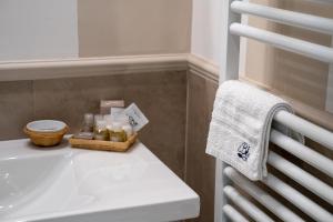 拉瓦尼亚Blu Hotel的浴室配有白色水槽和毛巾