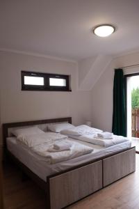 CălăţelePensiunea agroturistică Drag de Apuseni的一间卧室配有一张带白色床单的大床