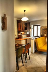莫什尼卡德拉加Apartment with soul的厨房配有桌椅和黄色沙发。