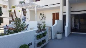 加利波利奥萨米诺尔公寓的前廊上种有植物的白色房子