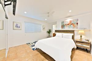 纽波特海滩Newport Pacific I & II的卧室配有白色的床和窗户。