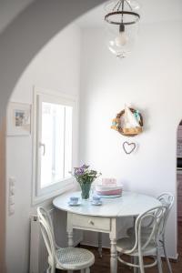 皮尔戈斯Flora's House & Cave Winery的白色的用餐室配有白色的桌椅