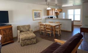 NauvooNauvoo Vacation Condos and Villas的客厅以及带桌椅的厨房。