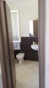 马里纳迪马萨B&B Gigi’的一间带卫生间和水槽的浴室