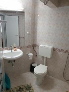内塞伯尔Guest House Juja的一间带卫生间和水槽的浴室