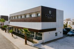 阿依纳帕Cosmo Napa Boutique Hotel的建筑的侧面有标志