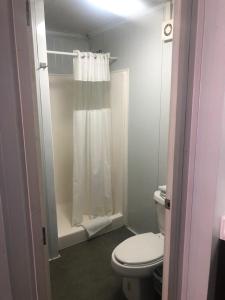 蒙特雷BONITTO INN® Monterrey Norte的浴室配有白色卫生间和淋浴。