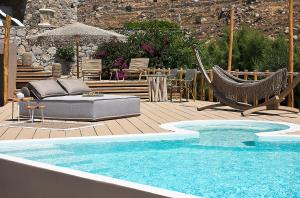 普拉迪斯亚罗斯帕雷蒂亚姆酒店的游泳池畔的床和吊床