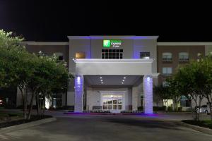 阿林顿Holiday Inn Express & Suites Arlington North – Stadium Area, an IHG Hotel的前面有标志的酒店