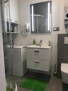 凯尔采Widok Kielce的一间带水槽、卫生间和镜子的浴室