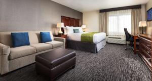 帕克城Best Western Plus Landmark Inn的酒店客房,配有床和沙发