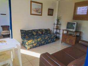 圣安东尼奥杜雷特Hospedaria Villa Mariana的带沙发和电视的客厅