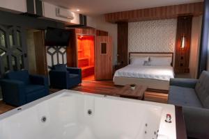 La BarcaHotel San Carlos的带浴缸的浴室和1间带1张床的卧室