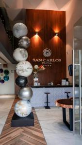 La BarcaHotel San Carlos的地板上有一束花瓶的房间