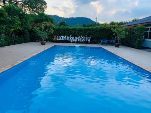 Ban Wang Takhrai班苏安昆亚依旅馆的院子里的大型蓝色游泳池