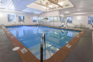 彭特沃特Days Inn by Wyndham Pentwater的大楼内一个蓝色的大型游泳池