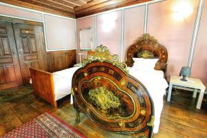 普罗夫迪夫老普罗夫迪夫旅馆的一间卧室配有一张带木制床头板的床