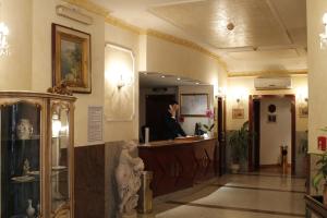 罗马吉尼欧酒店的一位妇女站在博物馆的柜台上
