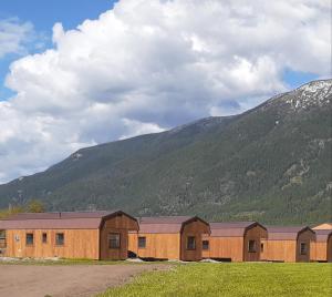 哥伦比亚瀑布Glacier Acres Guest Ranch的山前一排建筑物