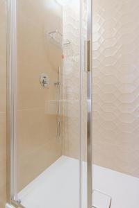巴里波斯顿酒店的浴室里设有玻璃门淋浴