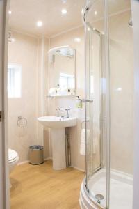 绍斯波特莱斯特酒店的带淋浴、盥洗盆和卫生间的浴室