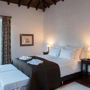 埃尔瓦斯Hotel Rural Monte da Provença的一间卧室配有一张床,上面有两条毛巾