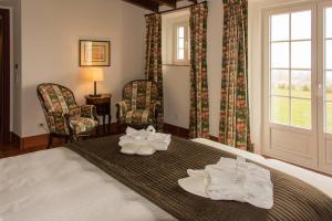 埃尔瓦斯Hotel Rural Monte da Provença的酒店客房,配有带毛巾的床